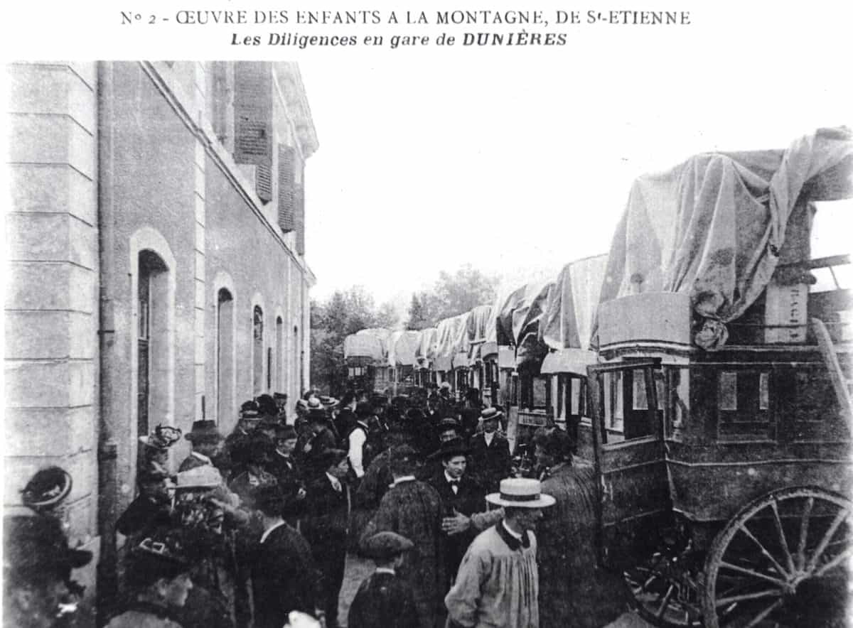 2 FI ICONO 1295, diligences en gare de Dunières, 1900