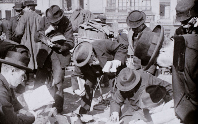 8 FI 183, Place du Théâtre, marché à la ferraille et puce, fin du XIXe siècle